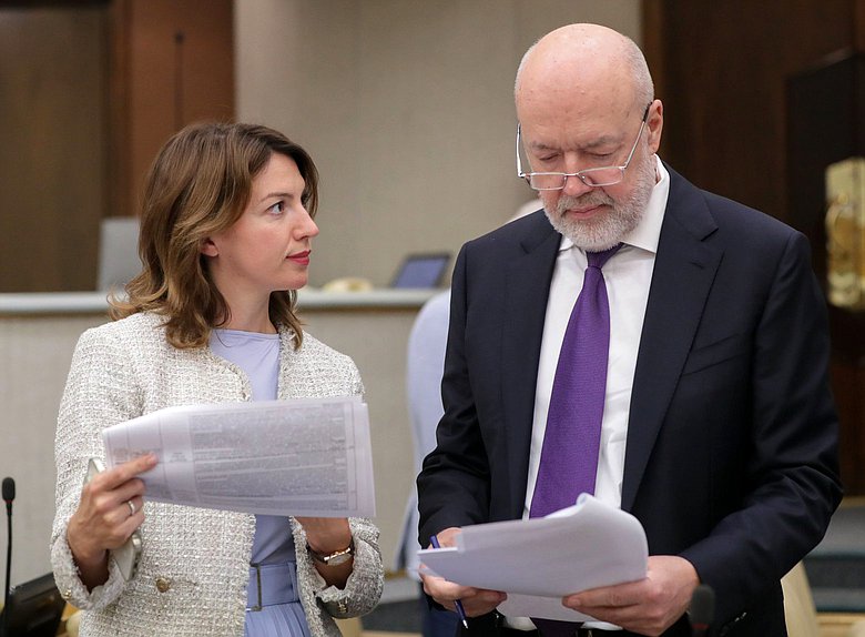 Первый заместитель Председателя Комитета по государственному строительству и законодательству Ирина Панькина и Председатель Комитета Павел Крашенинников