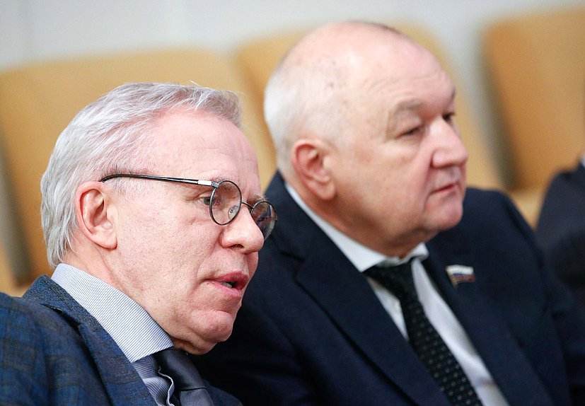 Первый заместитель Председателя Комитета по экологии, природным ресурсам и охране окружающей среды Вячеслав Фетисов и Первый заместитель Председателя Комитета по делам национальностей Ильдар Гильмутдинов