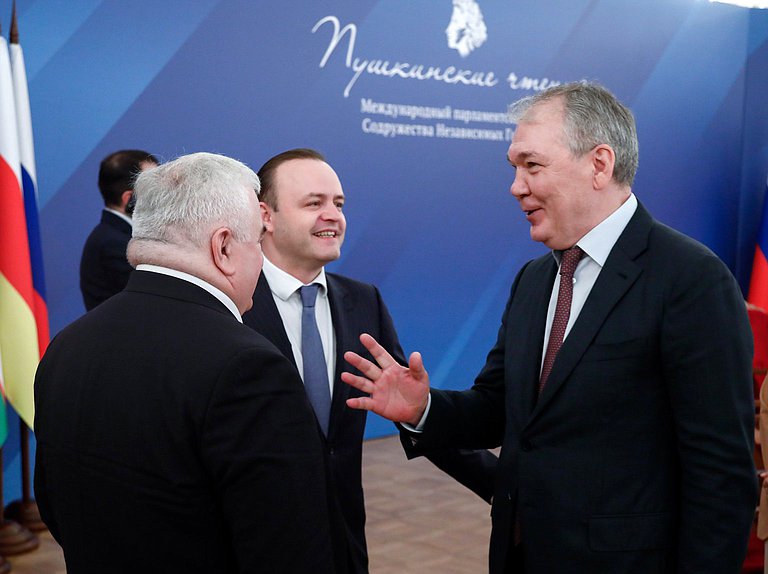 Заместитель Председателя Государственной Думы Владислав Даванков и Председатель Комитета по делам СНГ, евразийской интеграции и связям с соотечественниками Леонид Калашников