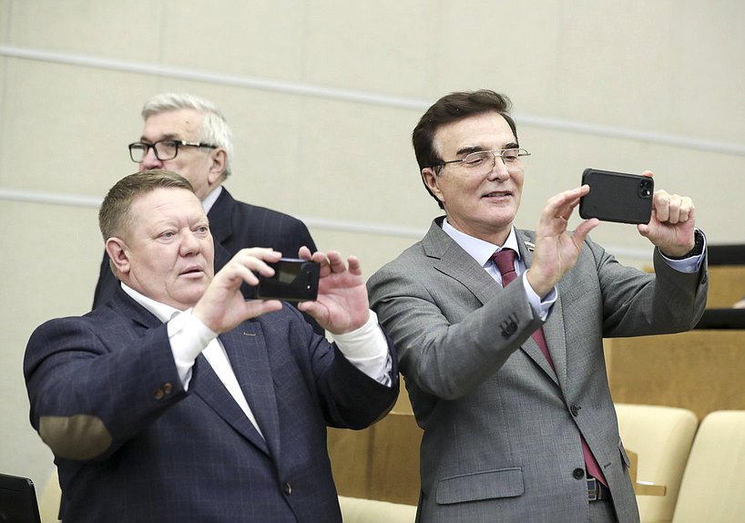 Член Комитета по контролю и Регламенту Николай Панков и член Комитета по экономической политике, промышленности, инновационному развитию и предпринимательству Александр Максимов