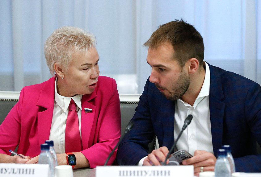 Член Комитета по физической культуре и спорту Рима Баталова и заместитель Председателя Комитета Антон Шипулин