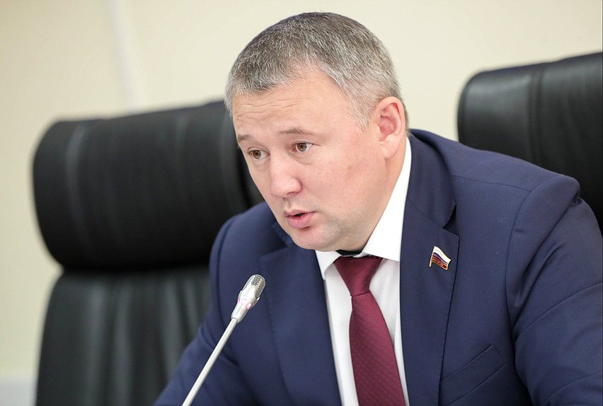 Член Комитета по молодежной политике Вячеслав Дамдинцурунов