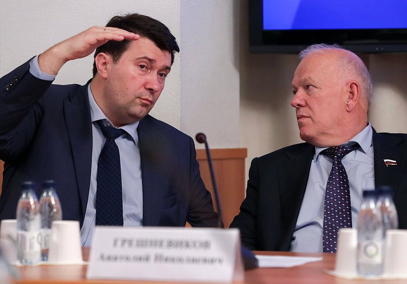 Заместители Председателя Комитета по экологии, природным ресурсам и охране окружающей среды Олег Лебедев и Анатолий Грешневиков