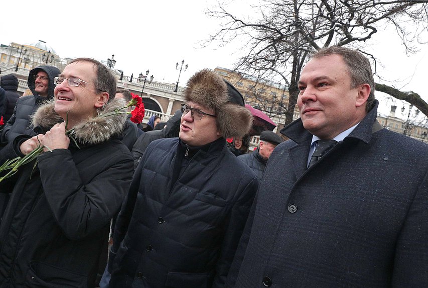 Заместитель Председателя Государственной Думы Петр Толстой, член Комитета по труду, социальной политике и делам ветеранов Андрей Исаев и Помощник Президента РФ Владимир Мединский