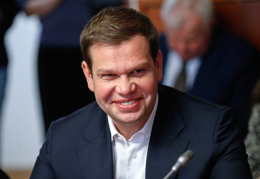 Член Комитета по вопросам собственности, земельным и имущественным отношениям Андрей Дорошенко