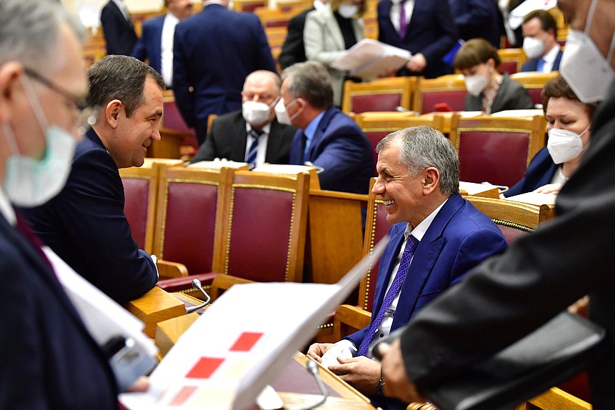Председатель Государственного совета Республики Крым Владимир Константинов (справа)