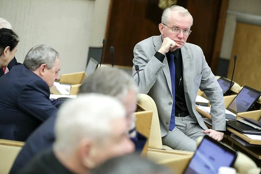 Член Комитета по труду, социальной политике и делам ветеранов Олег Шеин