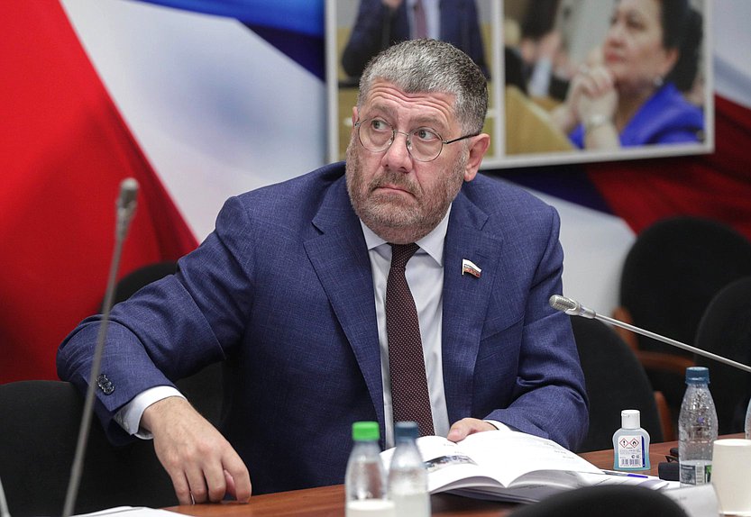 Член Комитета по охране здоровья Борис Менделевич