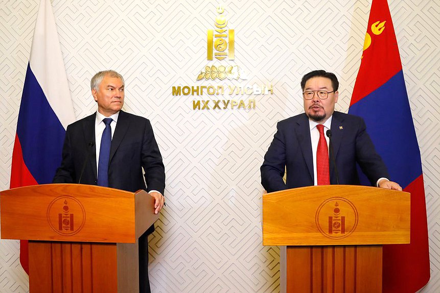 Jefe de la Duma Estatal, Vyacheslav Volodin, y Jefe del Gran Khural del Estado de Mongolia, Gombozhavyn Zandanshatar