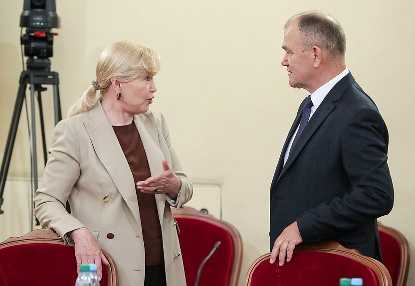 Члены Комитета по охране здоровья Тамара Фролова и Николай Щеглов