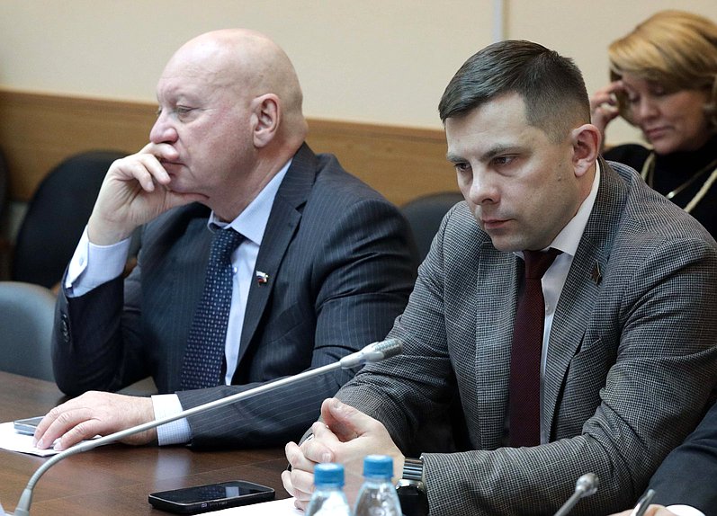 Члены Комитета по экологии, природным ресурсам и охране окружающей среды Виталий Лихачев и Олег Михайлов