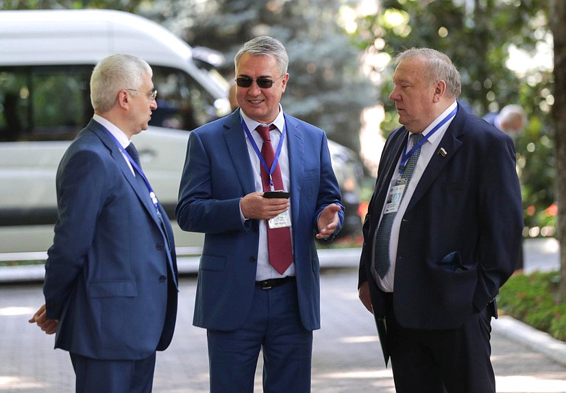 Chairman of the Committee on Defence Vladimir Shamanov and member of the Committee on Security and Corruption Control Rakhim Azimov