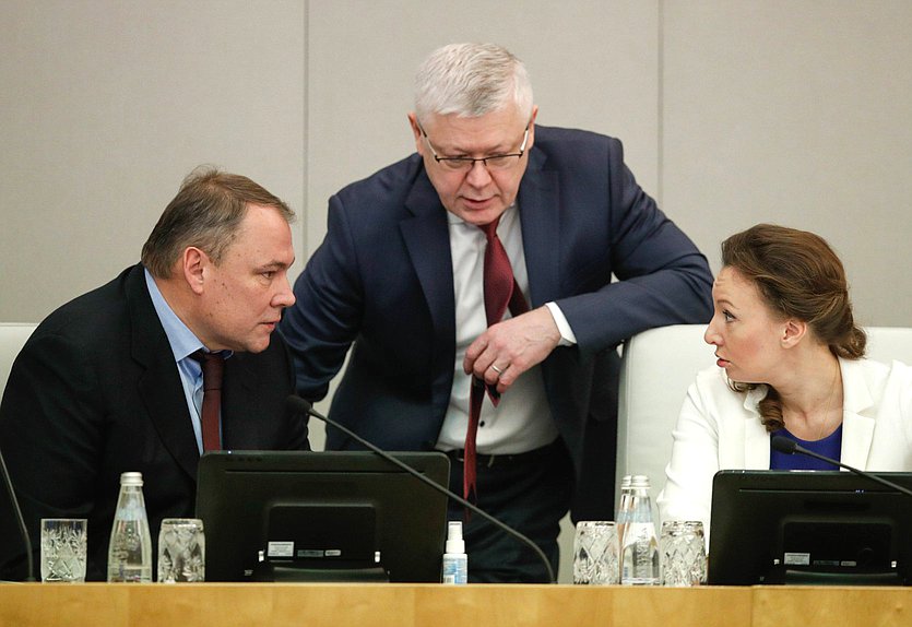 Заместители Председателя Государственной Думы Петр Толстой и Анна Кузнецова и Председатель Комитета по безопасности и противодействию коррупции Василий Пискарев