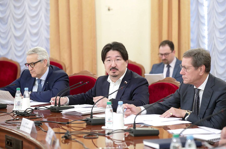 Первый заместитель Председателя Комитета по охране здоровья Леонид Огуль, Председатель Комитета Бадма Башанкаев и Первый заместитель Председателя Государственной Думы Александр Жуков