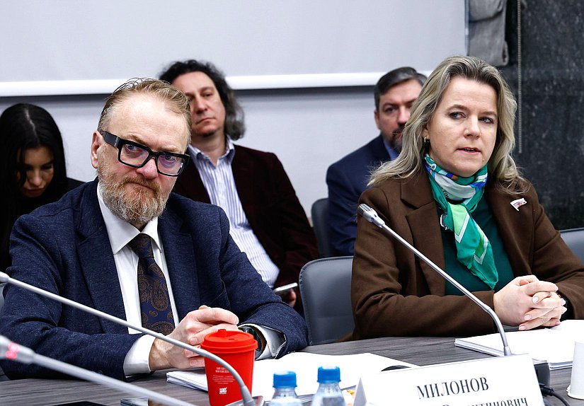 Заместитель Председателя Комитета по защите семьи, вопросам отцовства, материнства и детства Виталий Милонов и член Комитета Ольга Коробова