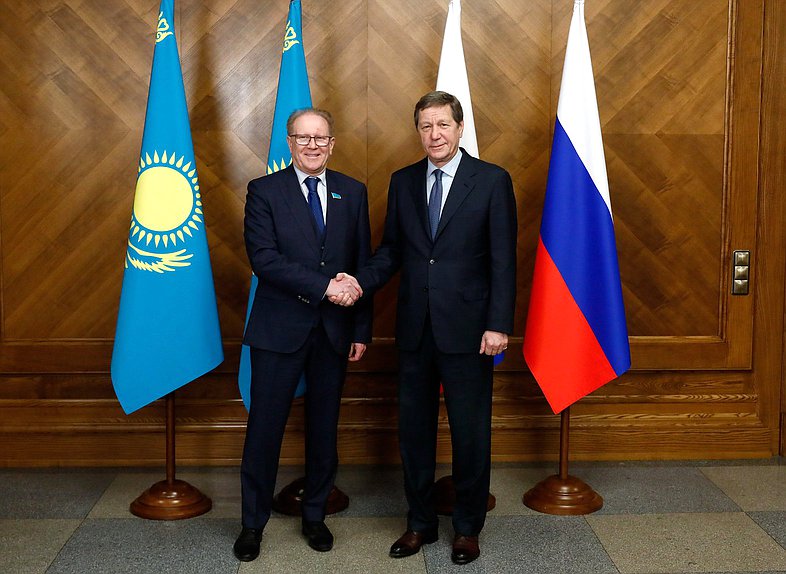 Первый заместитель Председателя Государственной Думы Александр Жуков (справа)