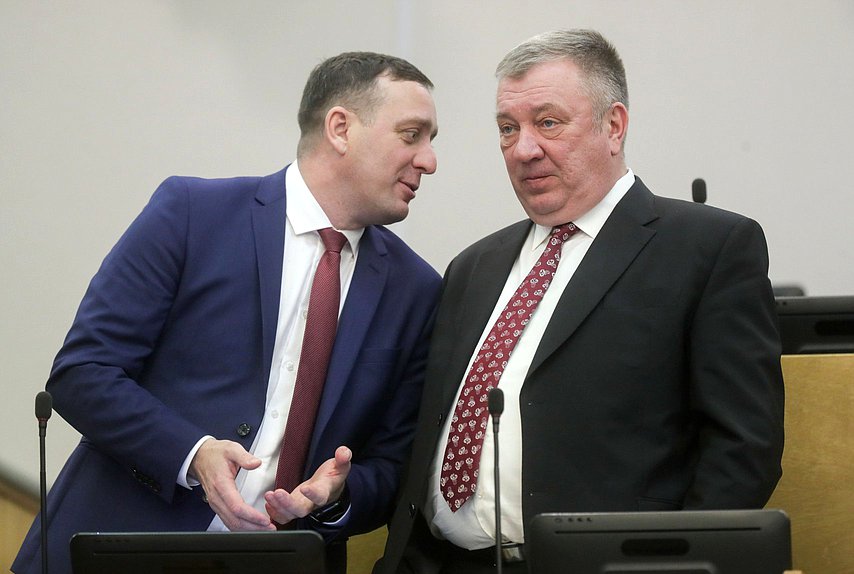 Первый заместитель Председателя Комитета по развитию Дальнего Востока и Арктики Вячеслав Логинов и член Комитета по обороне Андрей Гурулев