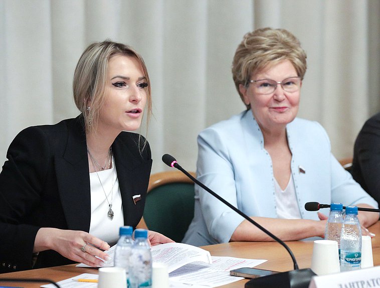 Председатель Комитета по развитию гражданского общества, вопросам общественных и религиозных объединений Яна Лантратова и член Комитета по защите семьи, вопросам отцовства, материнства и детства Татьяна Ларионова
