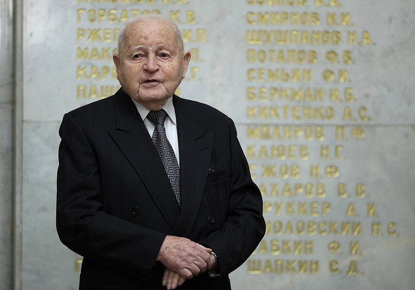 Возложение цветов ветеранами Минэкономразвития к памятной доске работников Госплана СССР