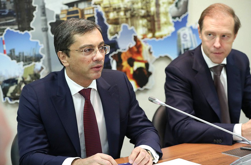 Председатель Комитета по промышленности и торговле Владимир Гутенев и Министр по промышленности и торговли РФ Денис Мантуров