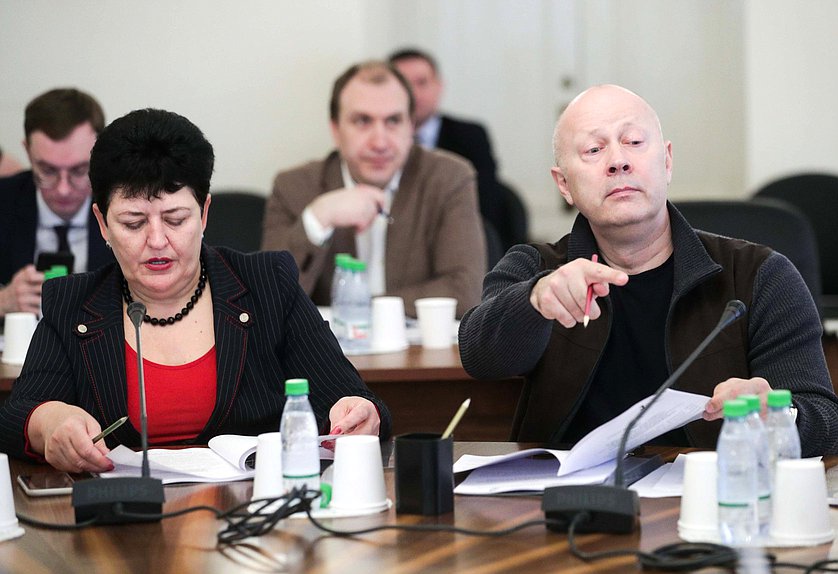 Член Комитета по культуре Ольга Германова и заместитель Председателя Комитета Олег Лавров