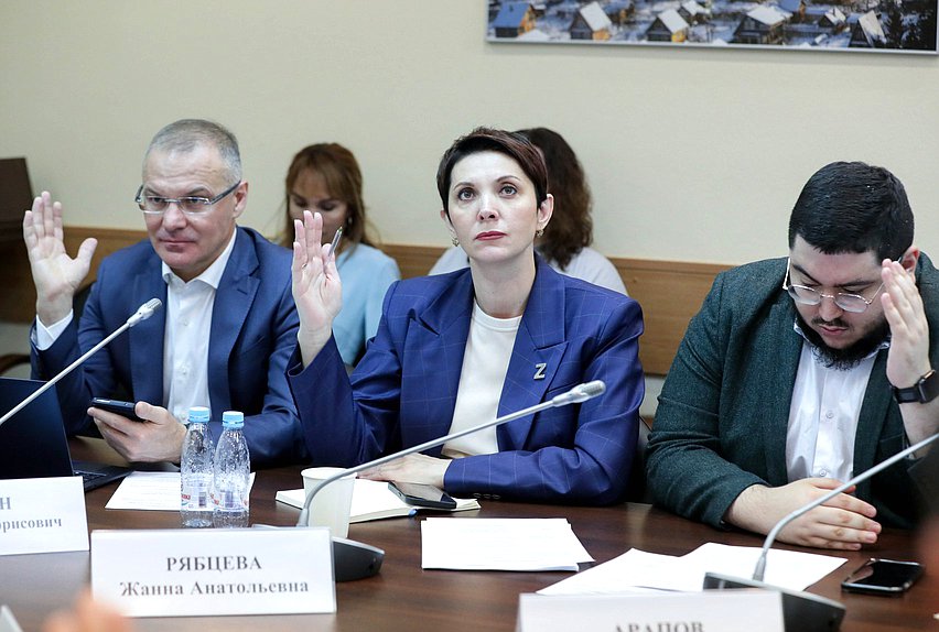 Заместители Председателя Комитета по экологии, природным ресурсам и охране окружающей среды Александр Коган, Жанна Рябцева и Георгий Арапов