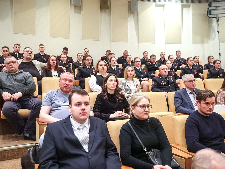 Показ первой серии документального фильма «У края бездны» («Прорыв к центру»)