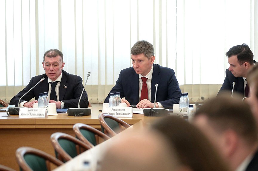 Председатель Комитета по экономической политике Максим Топилин и Министр экономического развития РФ Максим Решетников