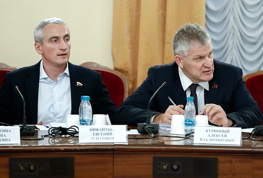 Заместители Председателя Комитета по охране здоровья Евгений Нифантьев и Алексей Куринный
