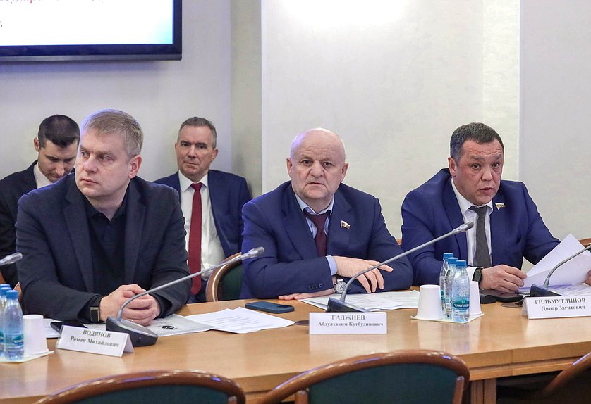 Члены Комитета по безопасности и противодействию коррупции Роман Водянов, Руслан Гаджиев и Динар Гильмутдинов