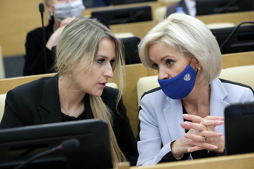 Первый заместитель Председателя Комитета по просвещению Яна Лантратова и Председатель Комитета по просвещению Ольга Казакова