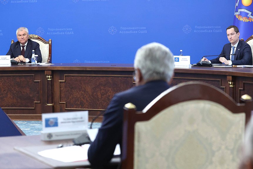 Председатель Государственной Думы Вячеслав Володин и ответственный секретарь ПА ОДКБ Сергей Поспелов