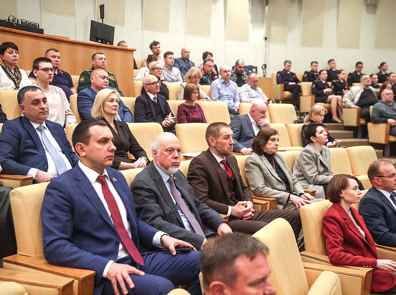 Показ первой серии документального фильма «У края бездны» («Прорыв к центру»)