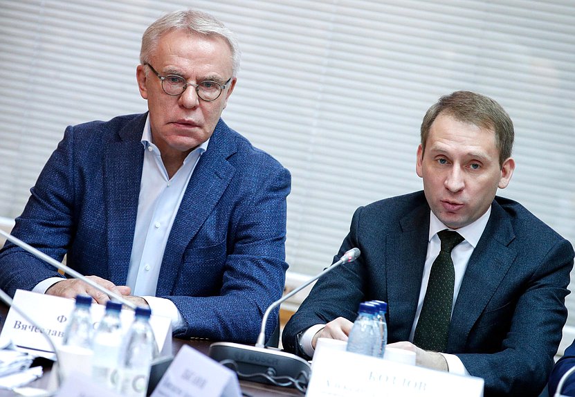 Министр природных ресурсов и экологии Александр Козлов и Первый заместитель Председателя Комитета по экологии, природным ресурсам и охране окружающей среды Вячеслав Фетисов