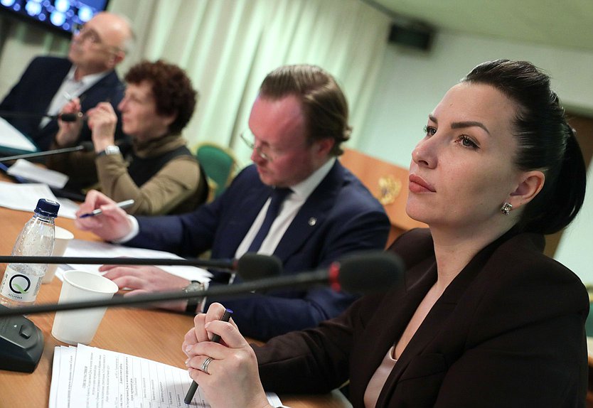 Заседание круглого стола Комитета по экологии, природным ресурсам и охране окружающей среды на тему «Правовое регулирование и особенности обращения с иными видами отходов (медицинскими строительными и т. д.)»