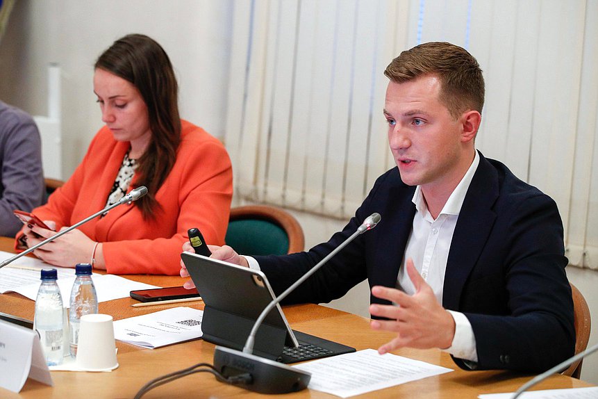 Председатель Комитета по молодежной политике Артем Метелев