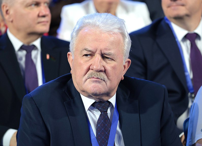 Jefe del Comité de la Duma Estatal de Rusia sobre Transporte y Desarrollo de Infraestructuras de Transporte Evgeny Moskvichev. Sesión plenaria del Foro Internacional “Gran legado – futuro común”