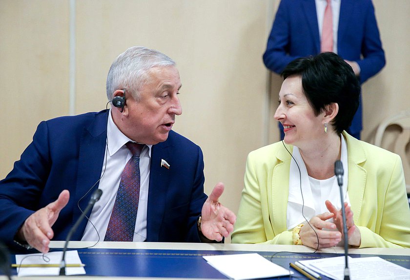 Chairman of the Committee on Regional Policy and Problems of North and Far East Nikolai Kharitonov and Deputy Chairwoman of the Committee on Regional Policy and Problems of North and Far East Oksana Bondar