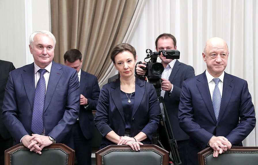 Chairman of the Committee on Defence Andrey Kartapolov and Deputy Chairmen of the State Duma Anna Kuznetsova and Alexander Babakov