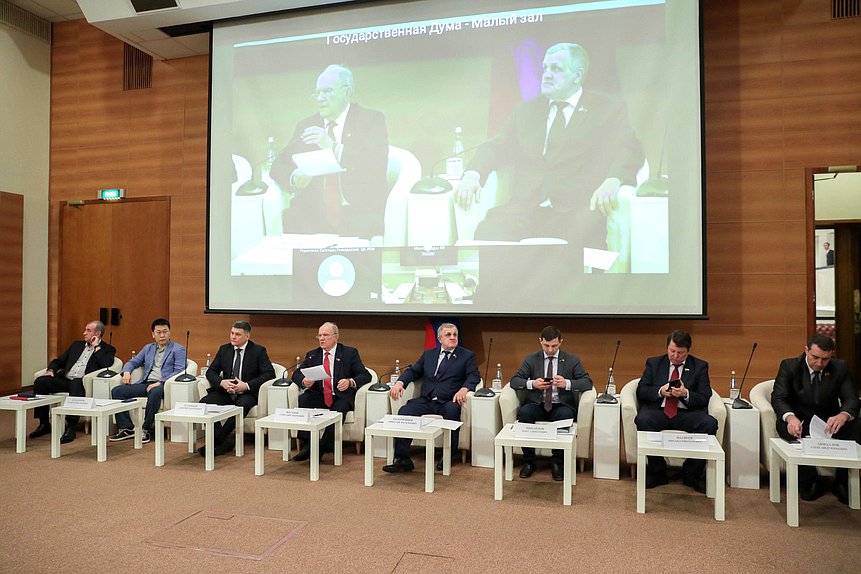 Круглый стол на тему «Об обеспечении нормативно-правового регулирования институциональных преобразований в сфере утилизации твердых бытовых отходов и проблемах, возникающих при реализации реформы в этой сфере»