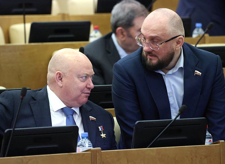 Первый заместитель Председателя Комитета по обороне Андрей Красов и заместитель Председателя Комитета по физической культуре и спорту Сергей Бурлаков
