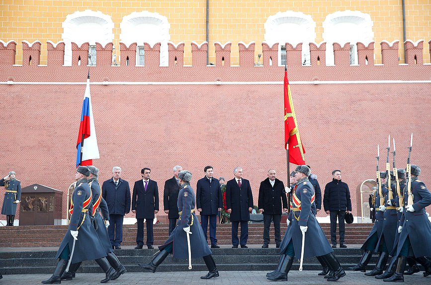 Председатель Государственной Думы Вячеслав Володин и главы делегаций стран-участниц ОДКБ возложили цветы к Могиле Неизвестного Солдата