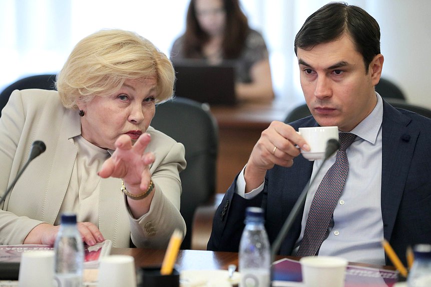 Первые заместители Председателя Комитета по культуре Елена Драпеко и Сергей Шаргунов