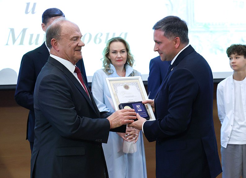 Руководитель фракции КПРФ Геннадий Зюганов и Председатель Комитета по экологии, природным ресурсам и охране окружающей среды Дмитрий Кобылкин
