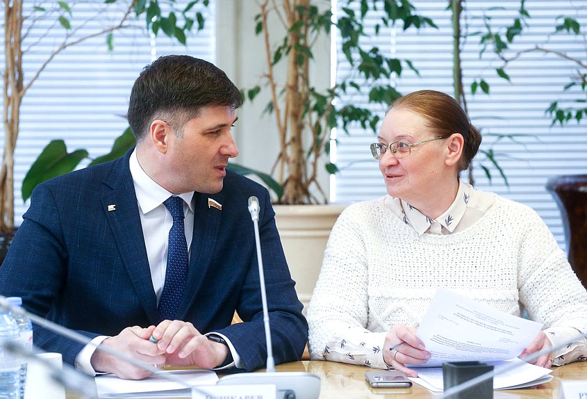 Заместитель Председателя Комитета по региональной политике и проблемам Севера и Дальнего Востока Владимир Пушкарев и член Комитета по региональной политике и проблемам Севера и Дальнего Востока Валентина Рудченко