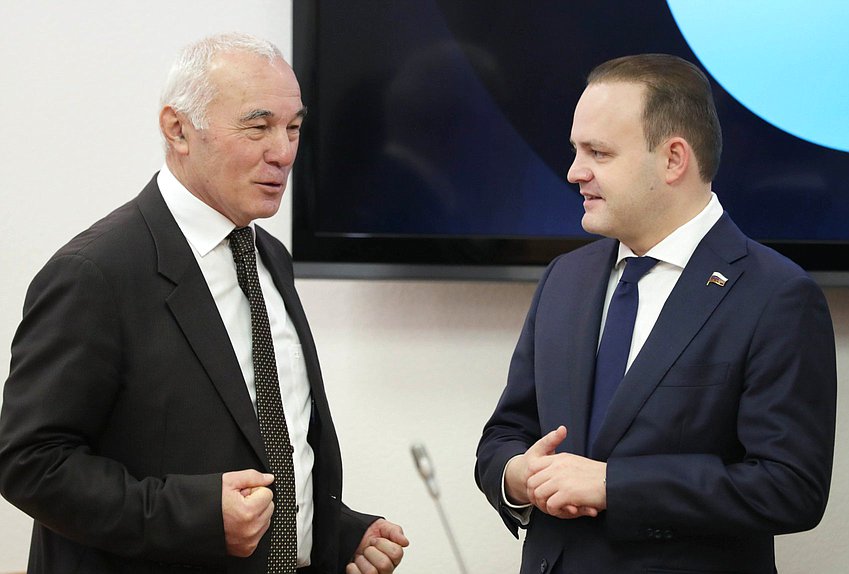 Депутат Народного Собрания — Парламента Республики Абхазия Адгур Харазия и заместитель Председателя Государственной Думы Владислав Даванков