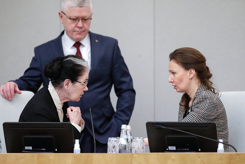 Председатель Комиссии по обеспечению жилищных прав граждан Галина Хованская, Заместитель Председателя Государственной Думы Анна Кузнецова и Председатель Комитета по безопасности и противодействию коррупции Василий Пискарев