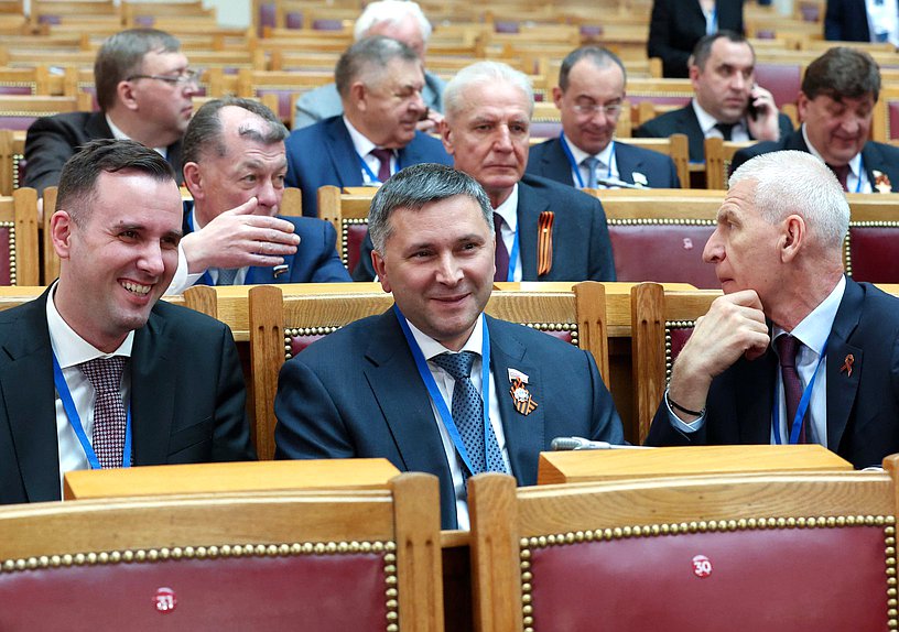 Председатель Комитета по малому и среднему предпринимательству Александр Демин, Председатель Комитета по экологии, природным ресурсам и охране окружающей среды Дмитрий Кобылкин и Председатель Комитета по физической культуре и спорту Олег Матыцин