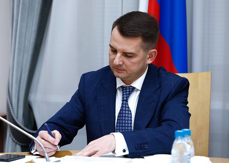 Председатель Комитета по труду, социальной политике и делам ветеранов Ярослав Нилов. Заседание Комиссии Совета законодателей по вопросам социальной политики