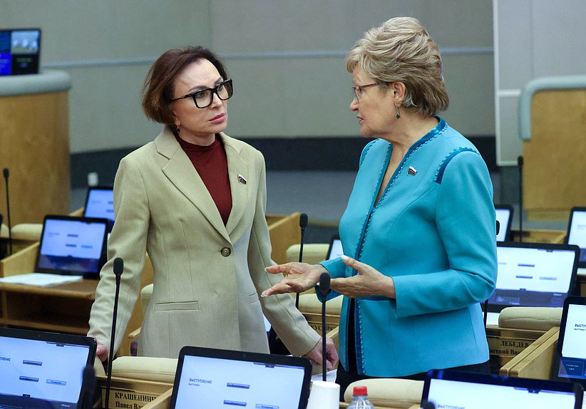 Член Комитета по защите семьи, вопросам отцовства, материнства и детства Татьяна Ларионова и член Комитета по обороне Татьяна Кусайко